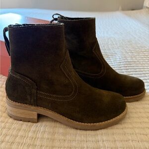 Cruza Olive Green Suede Ankle Boots